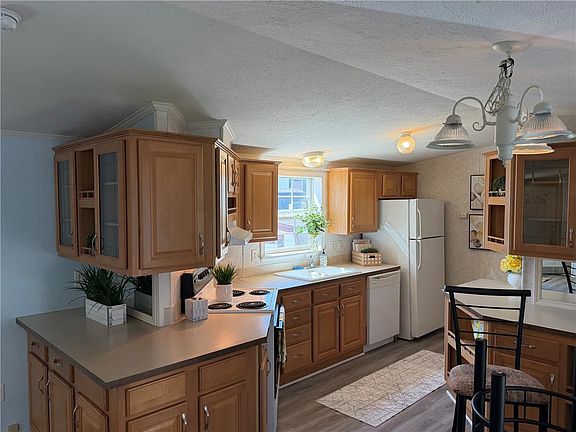 5th image of 4582 Court St