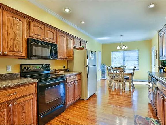 3rd image of 13 Dorking Ln