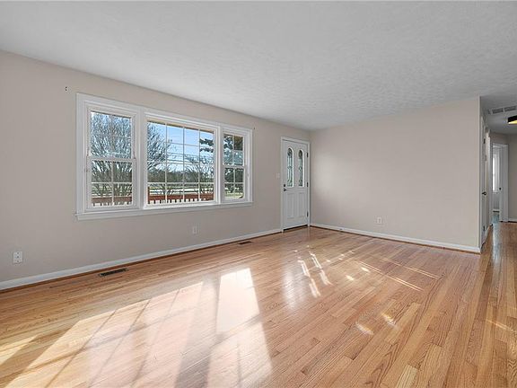 4th image of 5905 Knotts Neck Rd