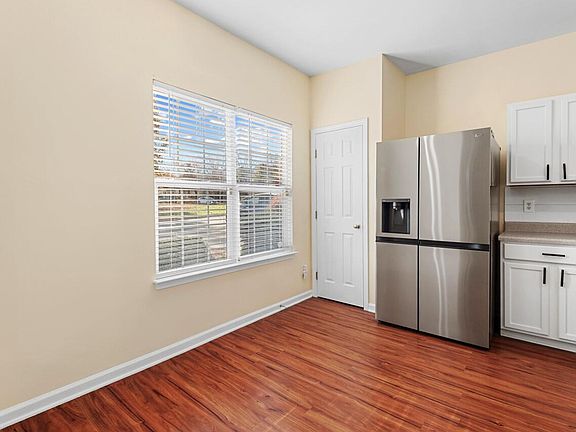3rd image of 546 Summer Breeze Dr