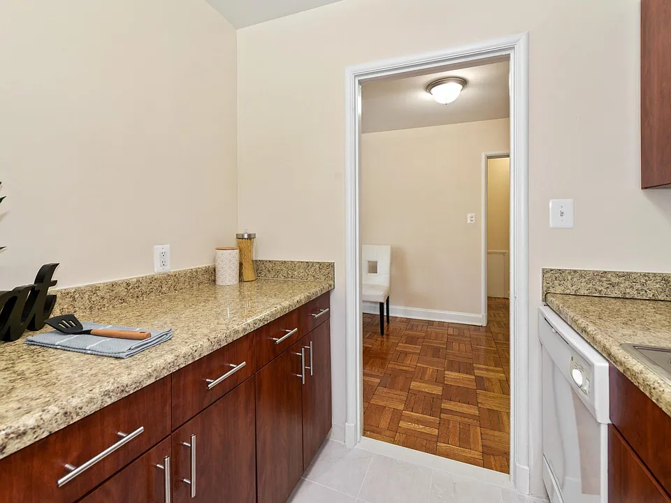 2724-40 Porter St NW