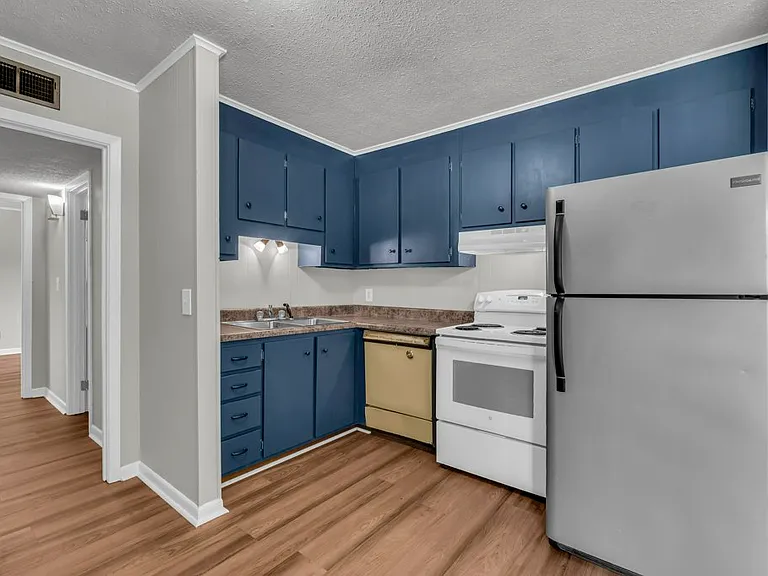 102 S Browder St — Photo 3