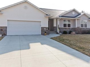 740 Miles St, Robins, IA 52328