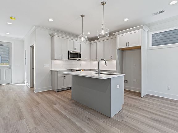 4th image of 5509 Urbandale Ave