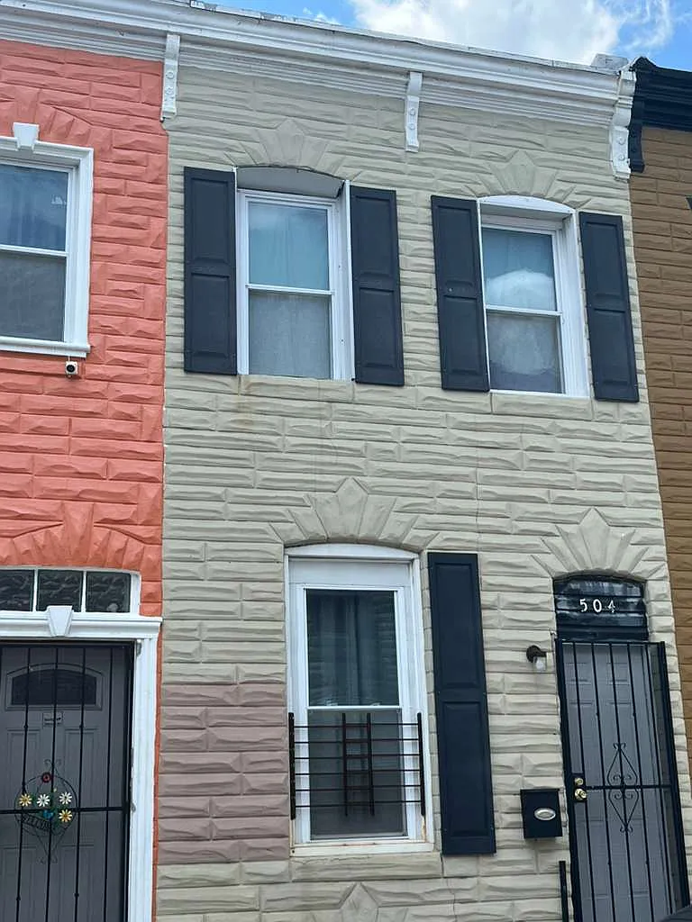 3 bed, 900 sqft, $1,550 — Photo 1