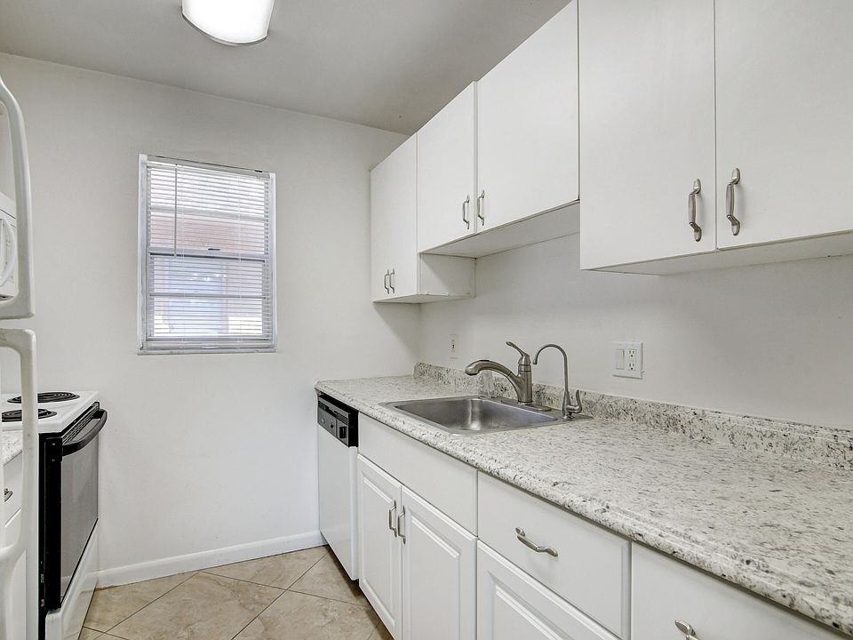 1st image of 600 SW 2nd Ave APT 240