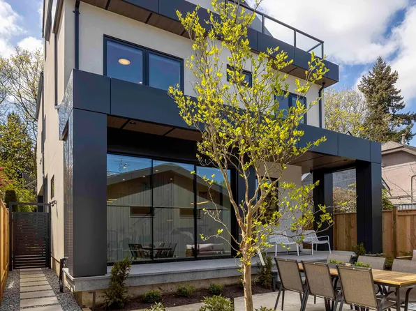 3255 W 13th Ave #2, Vancouver, BC V6K 2V6