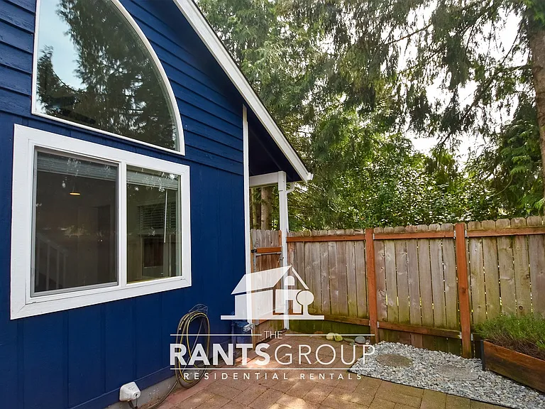 660 Malibu Dr SE — Photo 3