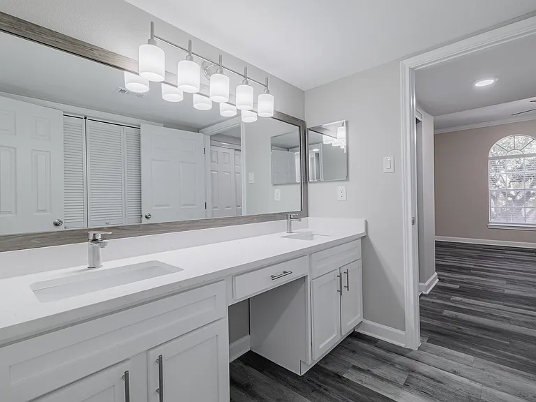 The Village at Bellaire Apartments — Photo 71