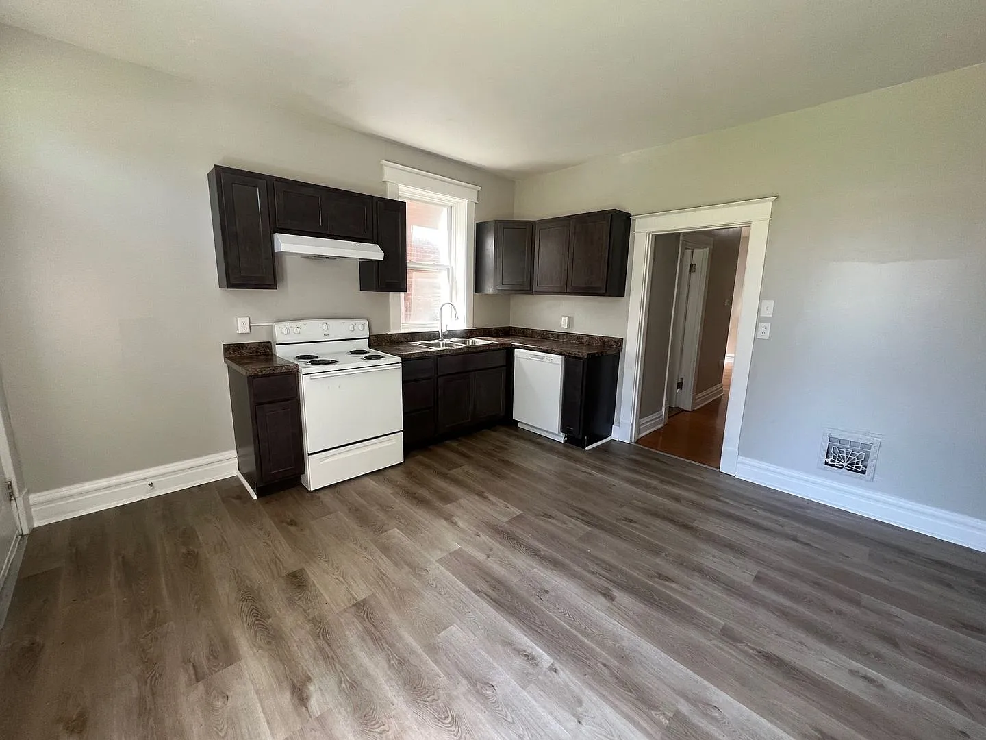 Large 4Bedroom! — Photo 4