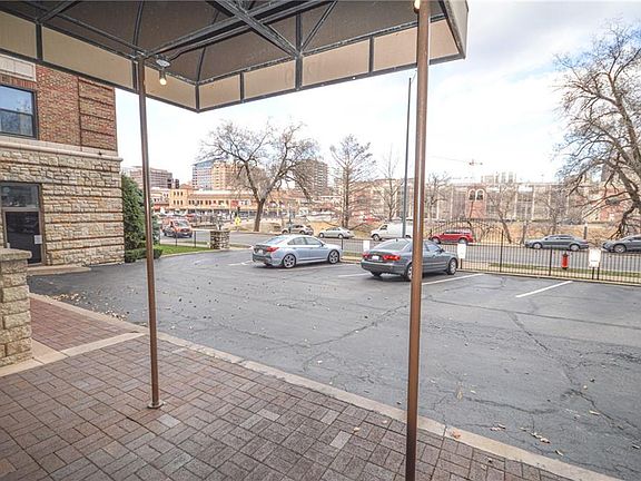 3rd image of 229 Ward Pkwy APT 902B