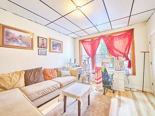 5 bed, 2952 sqft, $1,500 — Photo 2
