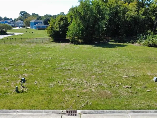 Mae Dr, Gretna, LA 70056