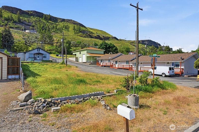 5th image of 300 E Grand Coulee Avenue