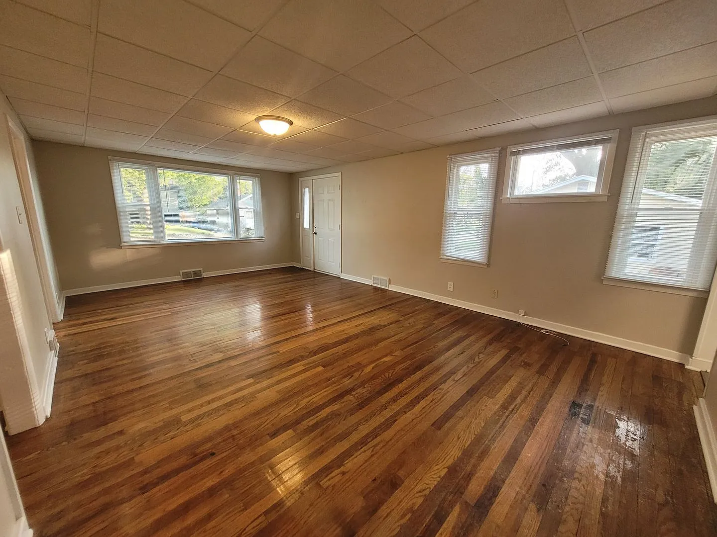 2 Bedroom, 1 Bathroom home with Garage! — Photo 2