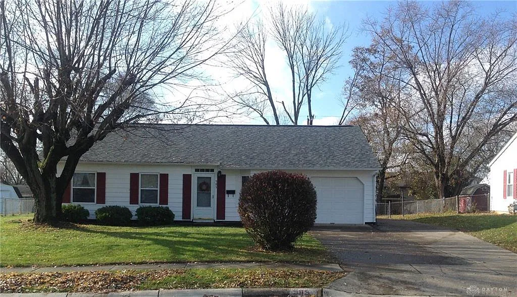 585 Martha Dr photo 1