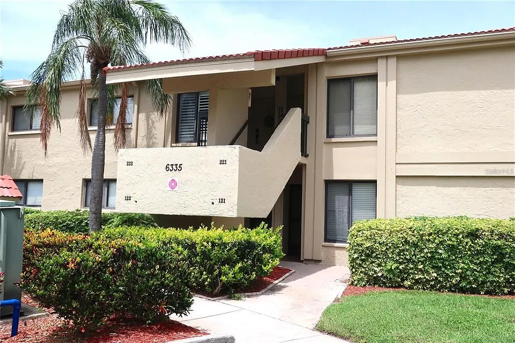 2 bed, 2.0 bath, 890 sqft, $2,400 — Photo 1