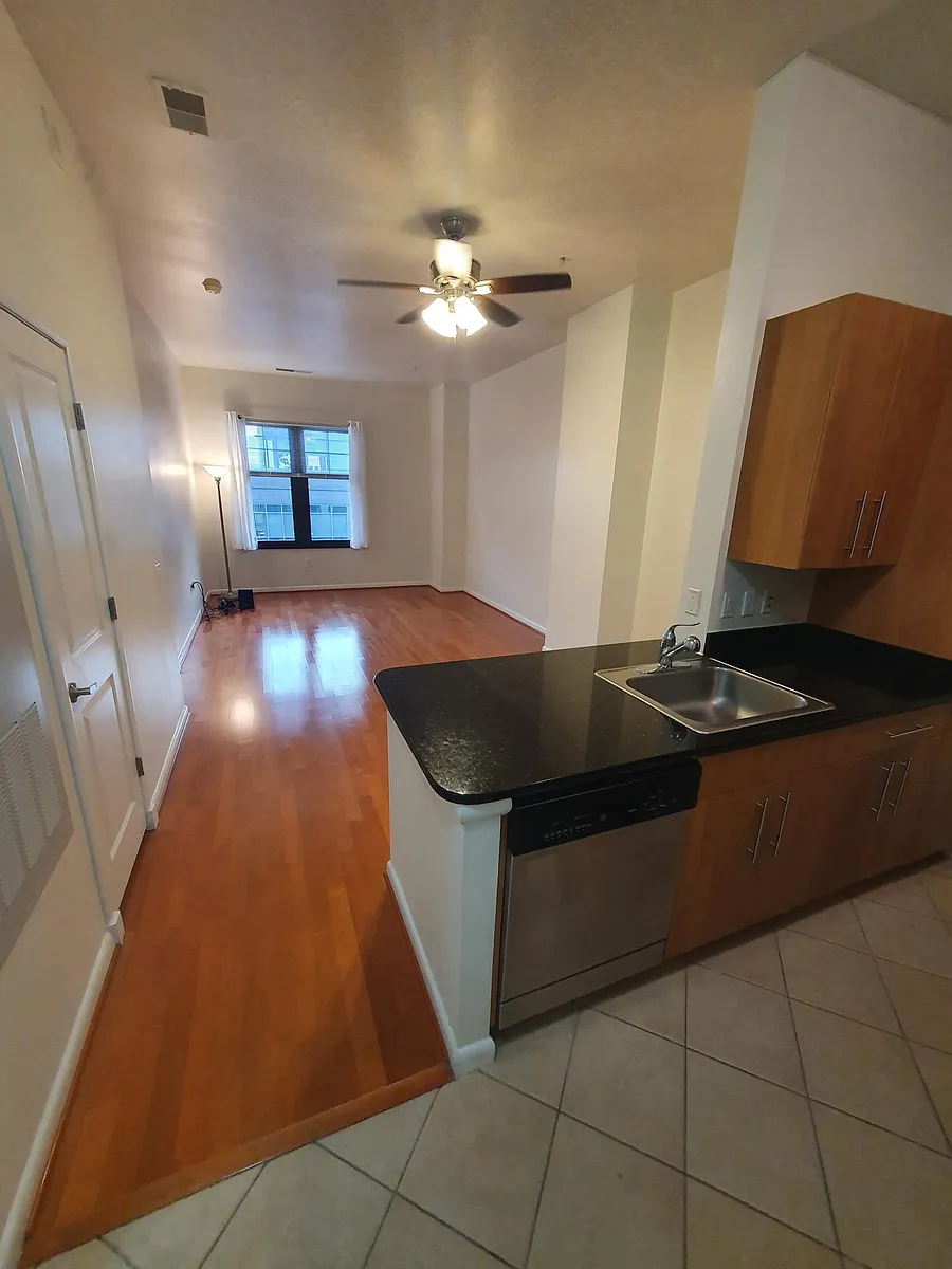 Building Photo - 1021 N Garfield St #1048