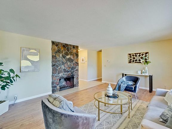 4th image of 21905 Hyannisport Dr