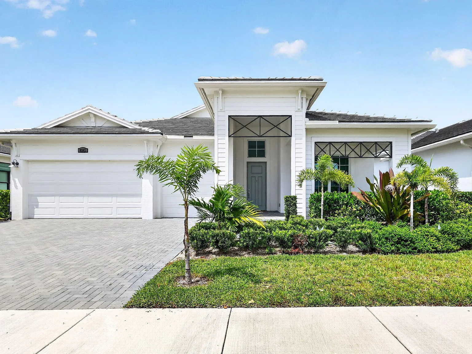 3 bed, 3.0 bath, 2554 sqft, $5,500 — Photo 2