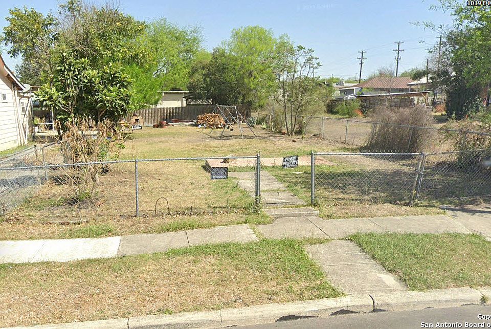 2nd image of 1019 E CROCKETT ST LOT A19