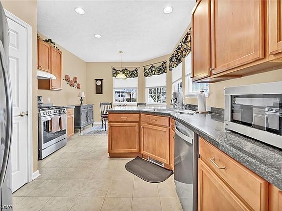4th image of 18319 River Valley Blvd