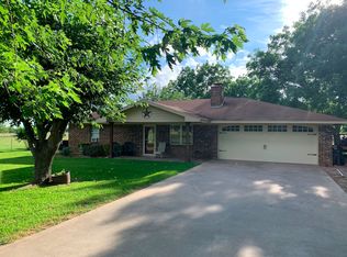 1057 W Main St, Whitesboro, TX 76273