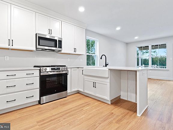 4th image of 231 2nd Ave #4