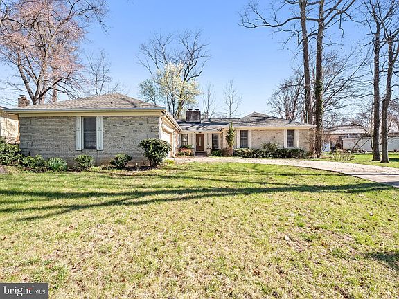 2nd image of 205 Surrey Circle Dr S
