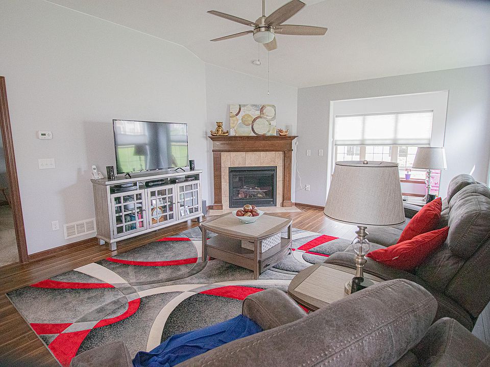 1st image of 493 Woodfield Cir