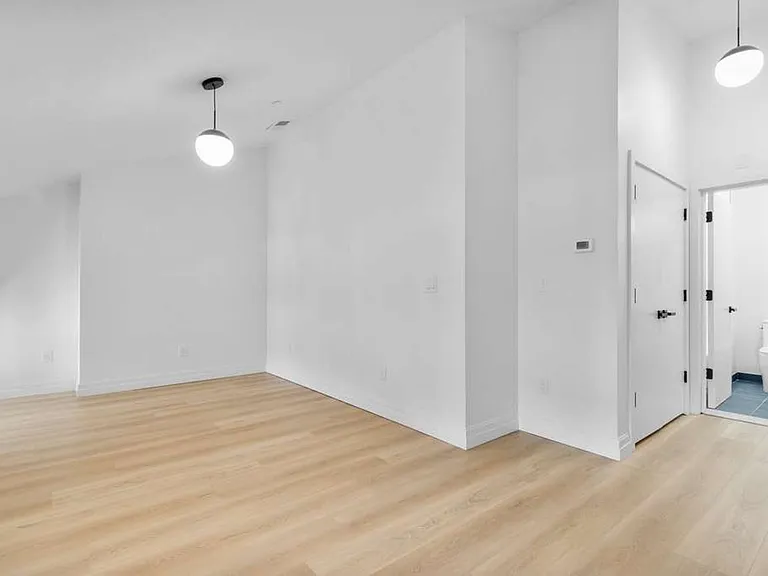 41 N Main St — Photo 14