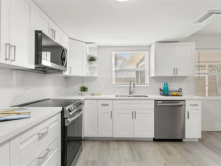 1524 Arizona Ave NE — Photo 8