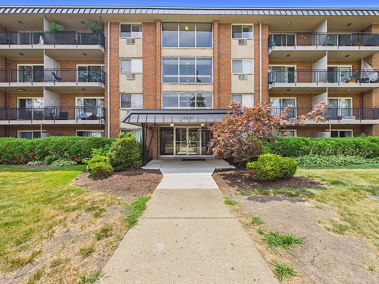 2210 S Goebbert Rd #226 — Photo 1