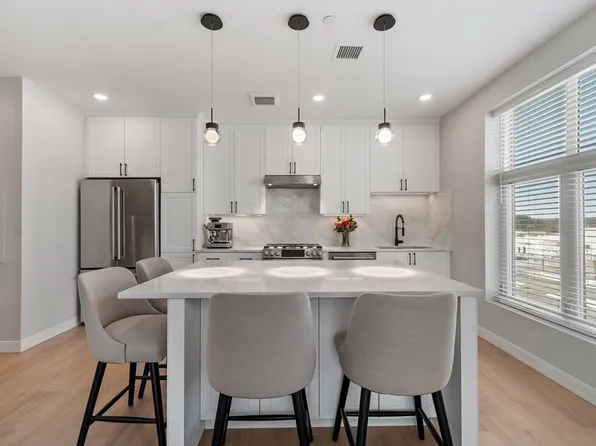 18 Artisan Dr #401, Salem, NH 03079