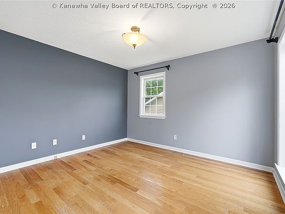 5th image of 114 Heather Ct