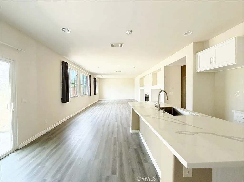 5 bed, 2.5 bath, 3683 sqft, $4,300 — Photo 3