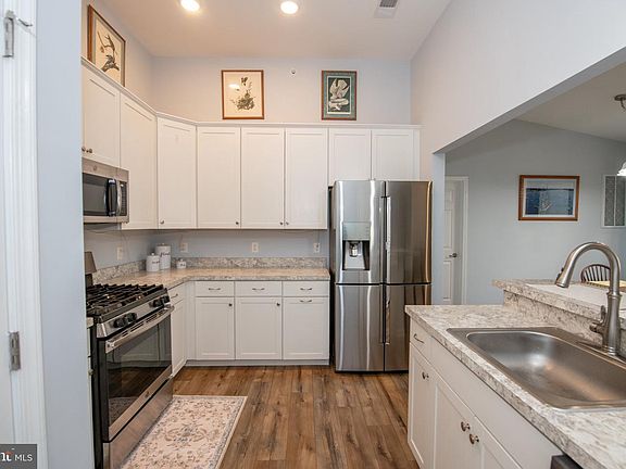 5th image of 1503 Moore St #304