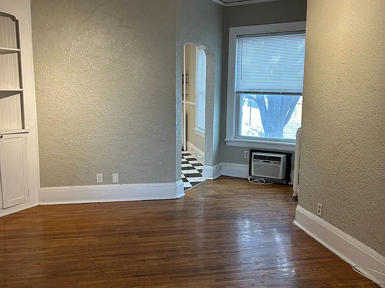 710 Pelham Apartments — Photo 18