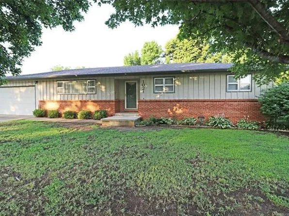 1021 W Shawnee Ave, Nowata, OK 74048