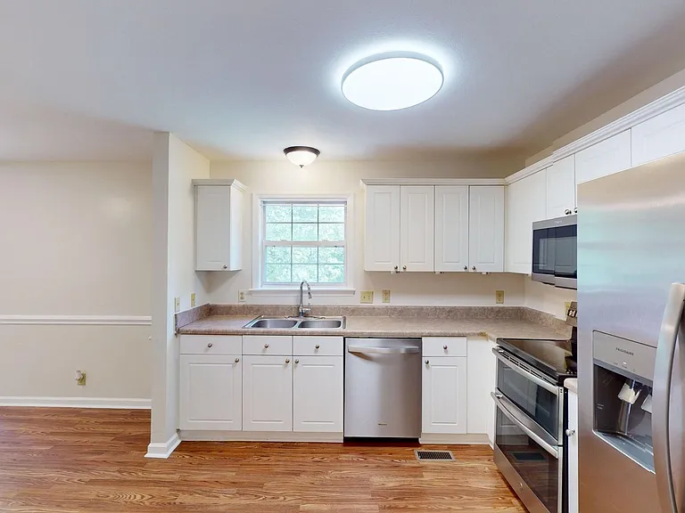 424 Eisenhower Dr — Photo 22