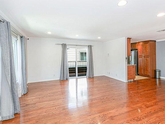 4th image of 701 E Harvard St APT 1