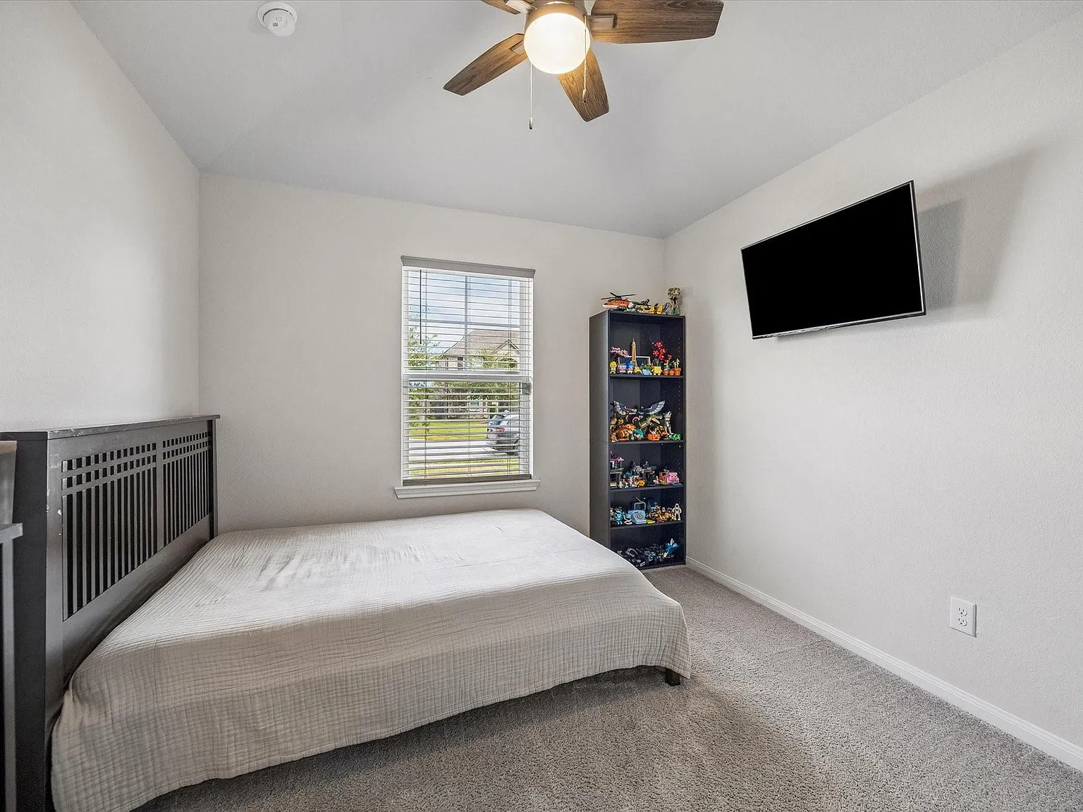 3 bed, 2.0 bath, 1690 sqft, $2,300 — Photo 4