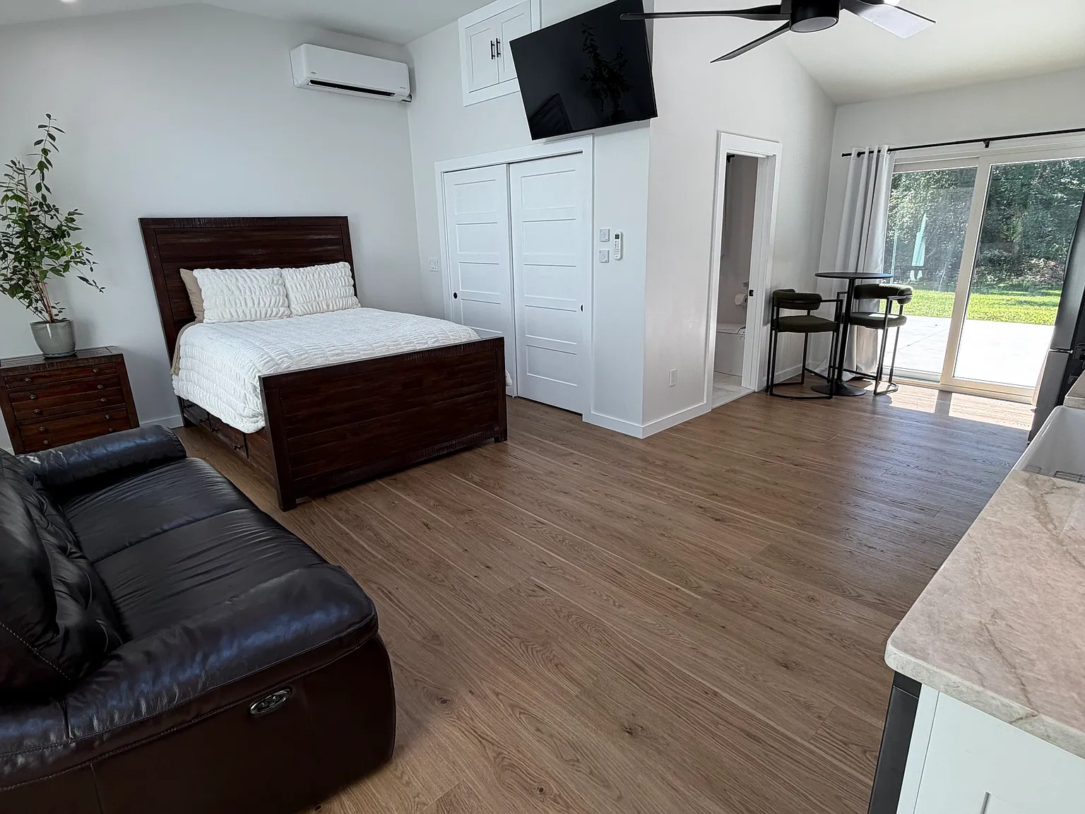 Studio, 650 sqft, $2,800 — Photo 1