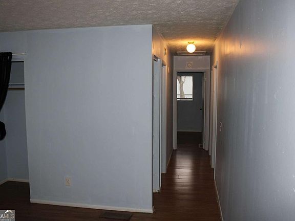 3rd image of 957 Martha Dr