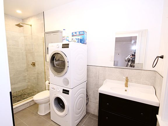 4th image of 184 E 7th St APT 6