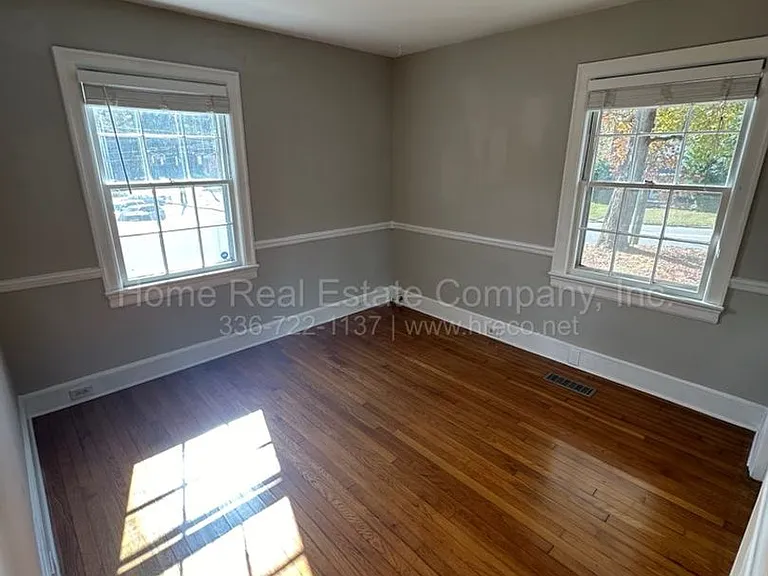 1009 Knollwood St — Photo 5
