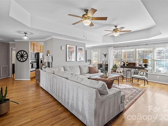 5th image of 198 Oakwood Dr