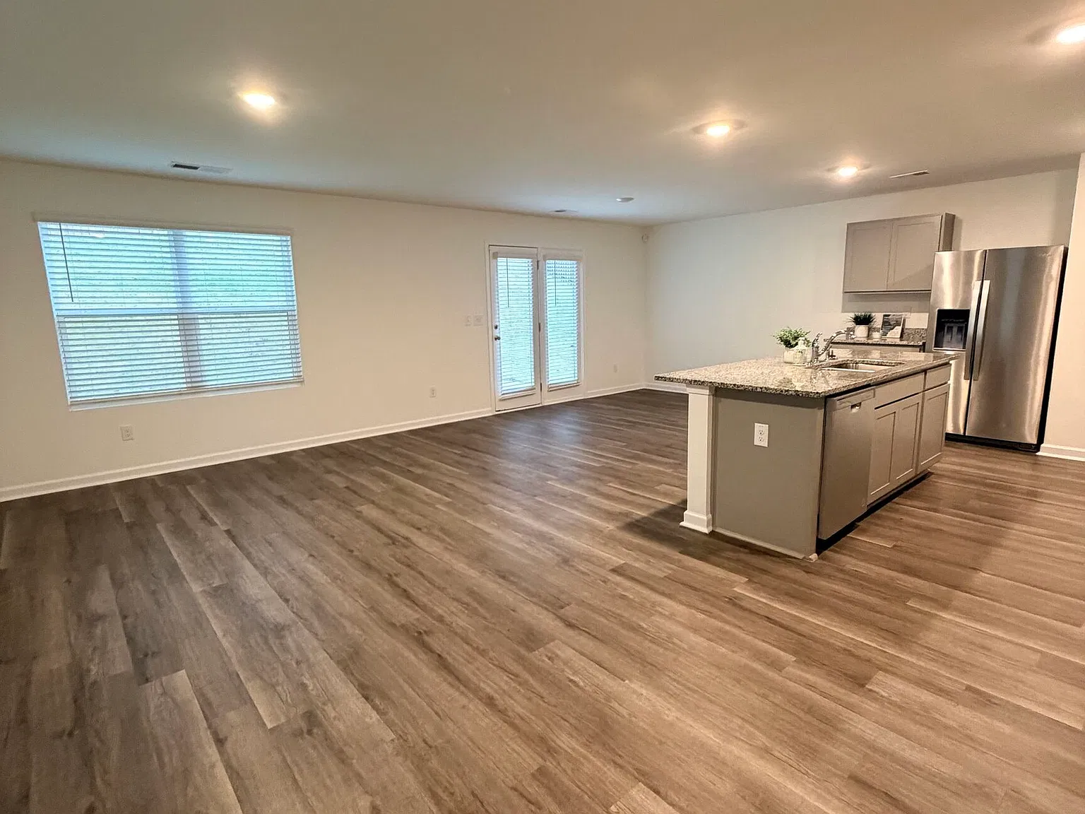 4 bed, 2.5 bath, 1929 sqft, $1,999 — Photo 4