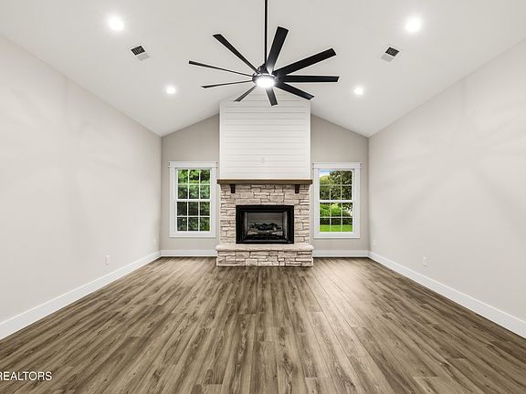 5th image of 906 Fine Glen Dr