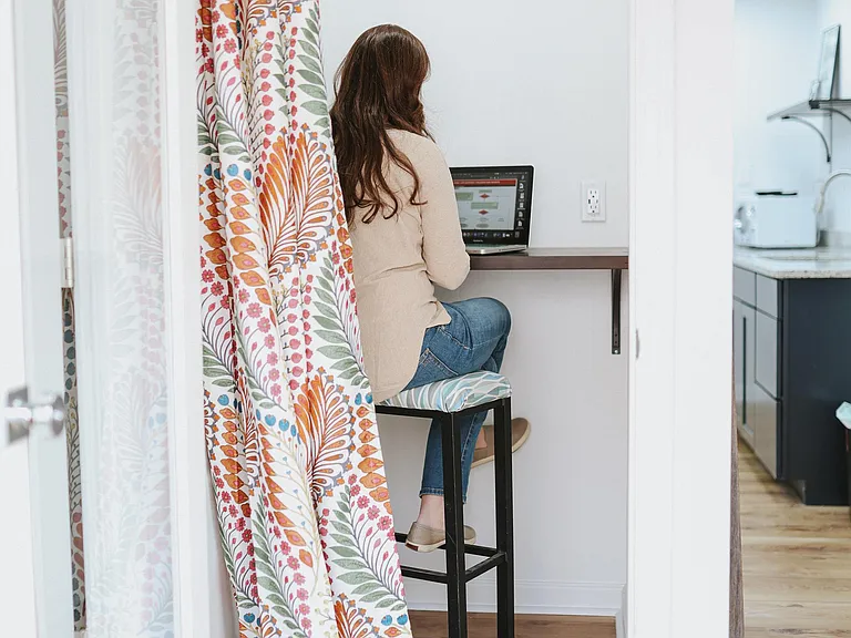 Quiet rooms for focus work, phone calls, or online meetings.